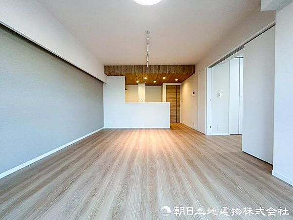 採光と通風に配慮された心地よいリビング。窓から感じる街の気配や季節の風を楽しみながら、ゆったりと寛げる空間です。季節の移ろいを感じながら寛ぎの時間を楽しめます。