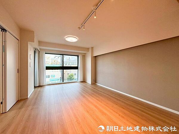 暮らしの中心となるリビングは、家族の時間を優しく彩る寛ぎの空間。日々の安らぎと満足感を感じながら、ゆったり過ごせます。自然と笑顔が集まる心地よい空間になります。