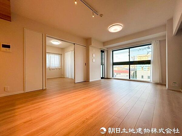 豊かな陽光と心地よい風を取り込むリビング。明るさと開放感に恵まれ、季節を問わず家族が快適に過ごせる住空間に仕上がっています。一年を通して家族が快適に過ごせます。