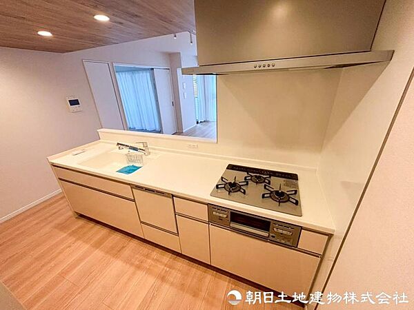 小袋の食品や調味料、調理器具まで整理しやすい引き出し収納を備えたキッチン。必要な物をすぐ取り出せ、毎日の家事が快適です。調理中の動作もスムーズで家事が快適です。
