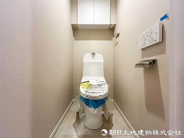 清潔感のある落ち着いたトイレ空間。毎日使う場所だからこそ、シンプルで使いやすく、心地よく過ごせるよう整えられています。清潔で快適な毎日をしっかり支える設備です。
