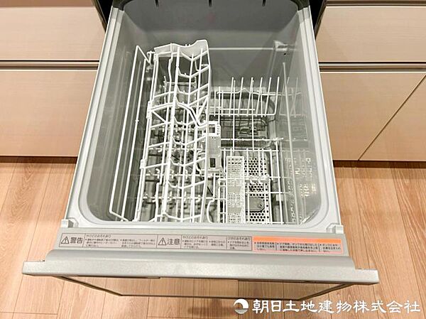 洗浄から乾燥までボタン一つで行える食器洗浄乾燥機を搭載。手洗いの負担を軽減し、食後の時間にゆとりが生まれます。日々の後片付けもスムーズに進められます。