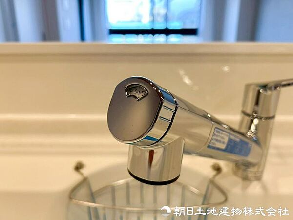 浄水器一体型水栓を採用し、飲み水やお料理にいつでもきれいな水を使用可能。切り替え操作も簡単で、家事に便利です。家族みんなで安心して使えます。