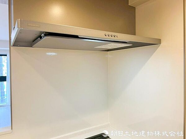 調理中に発生する煙やにおいをしっかり排出するレンジフードを装備。キッチンの空気を快適に保ち、お手入れにも配慮。室内へのにおい残りも抑えられます。