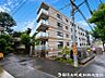 外観：爽やかな青空と陽光に映える美しい外観。住み心地とデザイン性を兼ね備えた住空間が、日々の暮らしに心地よい満足感を届けます。住まう喜びを毎日の暮らしで実感できます。