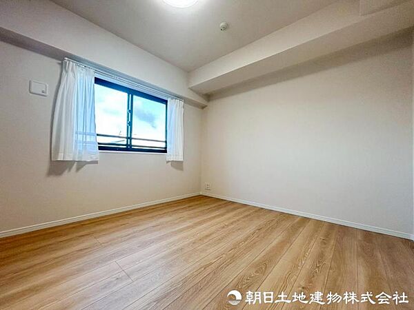 窓から差し込む光と爽やかな風が、室内に明るさと開放感を演出。寝室や子供部屋など、幅広い使い方ができる洋室です。暮らしに合わせて幅広い用途にも活用できる洋室です。