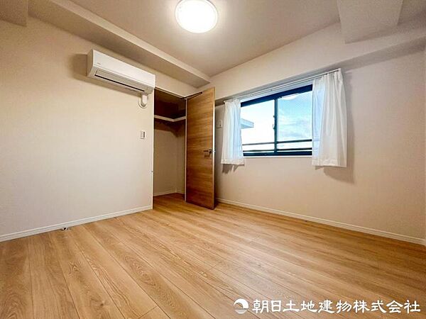 寛ぎの間や客間、子供の遊び場など、多彩に使える和室。畳ならではの落ち着きと心地よさが、暮らしにやすらぎを添えます。畳の心地よさと落ち着きを十分楽しめる和室です。