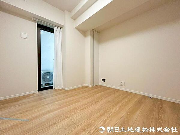 シンプルで家具を配置しやすい洋室。ベッドやデスクもすっきり置け、寝室はもちろん、趣味部屋や在宅ワークにも活用できます。家具選びや模様替えの幅がぐっと広がります。