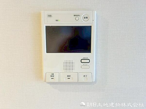 来訪者の顔を室内から確認できるモニター付きインターホンを装備。玄関を開ける前に応対でき、お子様や女性の在宅時にも心強い防犯設備です。