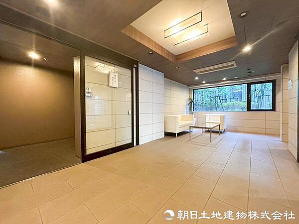 居住者や来訪者を穏やかに迎える、清潔感あふれるロビー空間。待ち合わせやひと休みにも使える、心地よく整えられた共用部です。待ち合わせに便利で心地よい共用空間です。