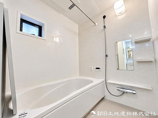【バスルーム】 一日の疲れを癒す、ゆとりあるバスルーム。毎日使う場所だからこそ、リラックスできる広さと快適性にこだわりました。