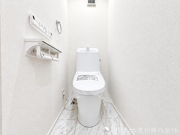 【トイレ】 落ち着いた雰囲気でまとめられたトイレ空間。毎日の使用を快適にサポートします。