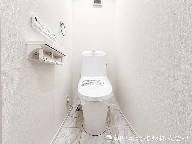 【トイレ】 落ち着いた雰囲気でまとめられたトイレ空間。毎日の使用を快適にサポートします。