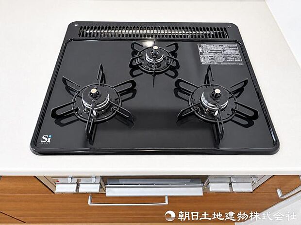 【コンロ】同時にたくさんの料理が調理できます。焼く・蒸す・煮るの工程を同時進行で進めることができるので、凝った料理もまとめて作ることができます。時短にもつながりますね。