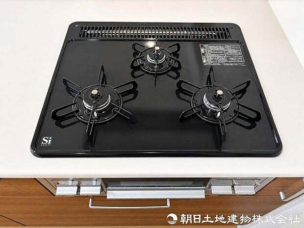 【コンロ】同時にたくさんの料理が調理できます。焼く・蒸す・煮るの工程を同時進行で進めることができるので、凝った料理もまとめて作ることができます。時短にもつながりますね。
