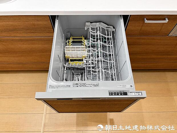【食洗機】ボタン一つで洗浄から乾燥まで行える食洗機を搭載。家事負担を軽減し、暮らしにゆとりをもたらします。