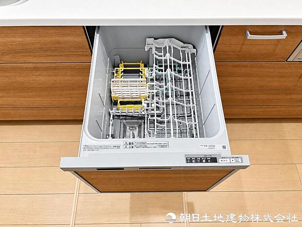 【食洗機】ボタン一つで洗浄から乾燥まで行える食洗機を搭載。家事負担を軽減し、暮らしにゆとりをもたらします。