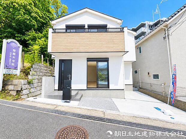【外観写真】 陽光をたっぷりと取り込む設計思想。明るく開放的な住空間を外観からも感じられ、快適な暮らしを予感させてくれます。