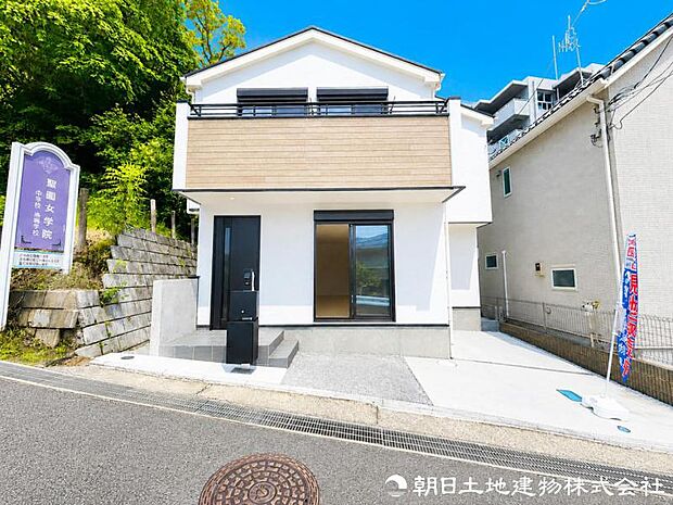 【外観写真】 陽光をたっぷりと取り込む設計思想。明るく開放的な住空間を外観からも感じられ、快適な暮らしを予感させてくれます。