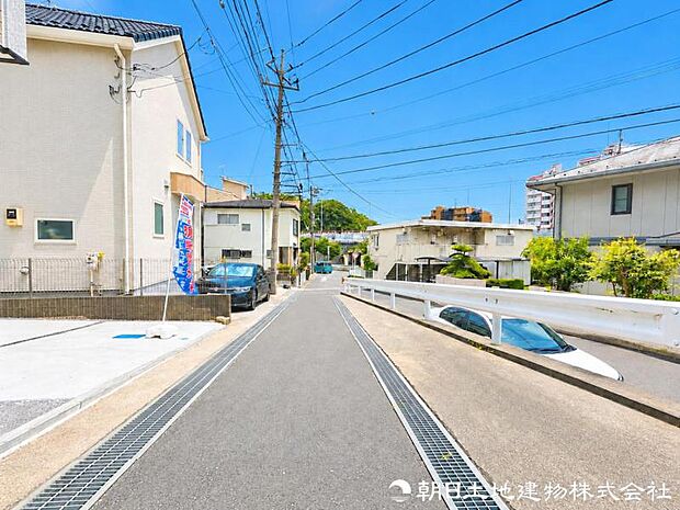 【前面道路】前面道路は車通りも少なくお車の運転が苦手な方も安心ですね。