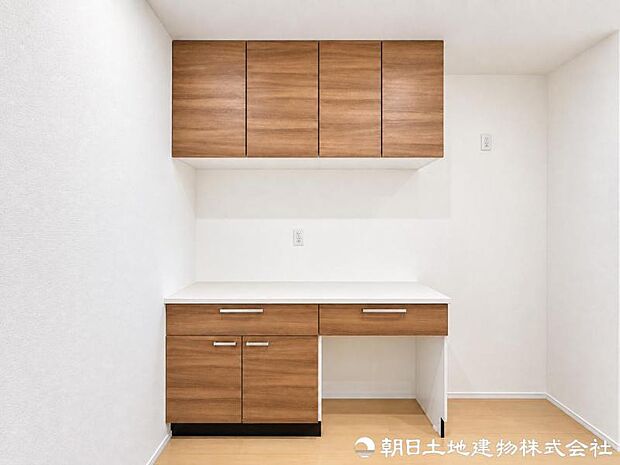 【カップボード】カップボード付きでキッチンまわりもすっきり。食器や調理家電を美しく収められ、毎日の家事を快適にしてくれる便利な収納スペースです。