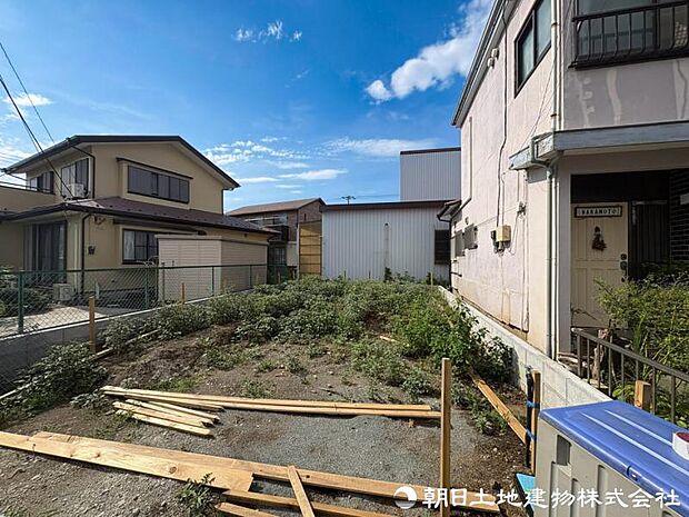 街並みに美しく調和するよう計画された住まい。豊かな陽光を室内へ取り込み、明るく心地よい毎日を叶える設計が施されています。陽光を活かした心地よい住空間が魅力です。