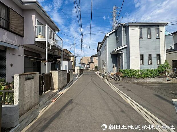 車通りが少なく落ち着いた前面道路。お車の出し入れもしやすく、運転が少し苦手な方や小さなお子様のいるご家庭にも安心感のある住環境です。駐車時の安心感も高まります。