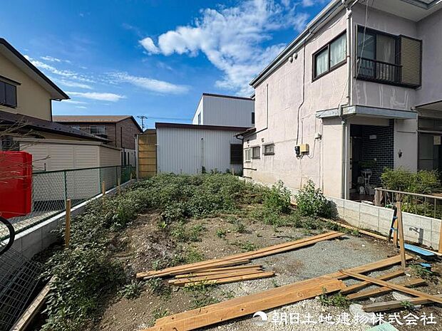 現地を訪れることで、道路の広さや周囲の音、街並みの雰囲気まで実感できます。資料では伝えきれない魅力を、ぜひ直接お確かめください。街の雰囲気を現地で体感できます。