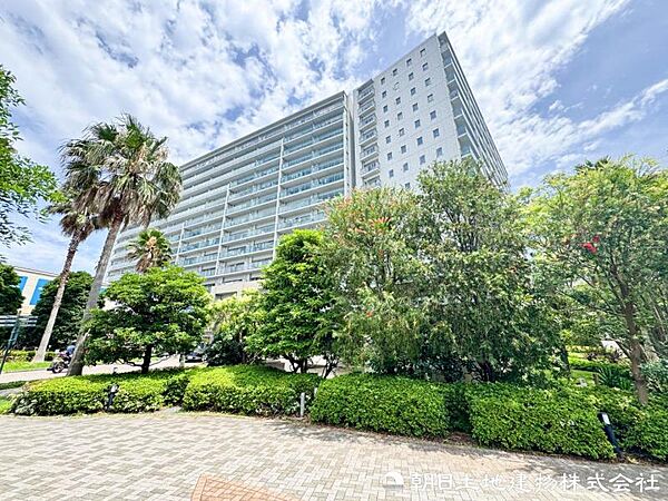 自然の美しさを引き立てる洗練された外観。落ち着いた住宅街の景観に優しく調和し、帰るたびに誇らしさを感じられる佇まいです。落ち着いた街並みに映える上質な外観です。