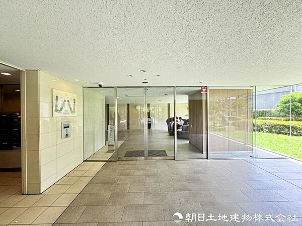 居住者や来訪者を穏やかに迎える、清潔感あふれるロビー空間。待ち合わせやひと休みにも使える、心地よく整えられた共用部です。待ち合わせに便利で心地よい共用空間です。