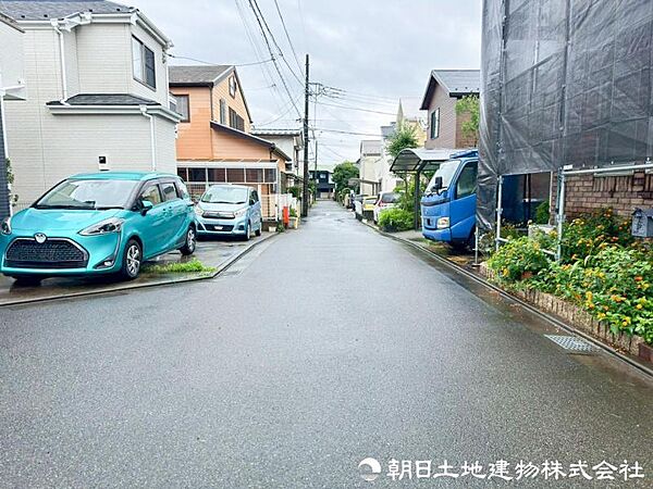 【前面道路】前面道路は車通りも少なくお車の運転が苦手な方も安心ですね。