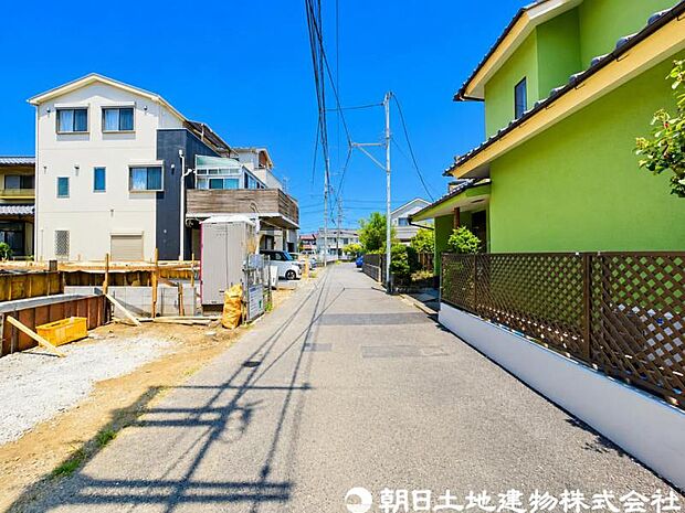 【前面道路】前面道路は車通りも少なくお車の運転が苦手な方も安心ですね。
