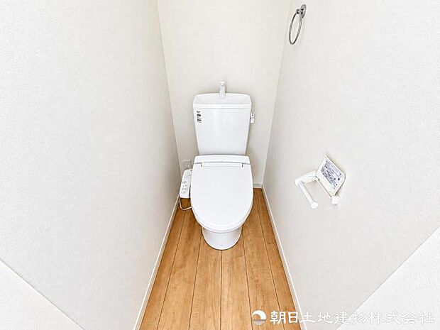 清潔感のある落ち着いたトイレ空間。毎日使う場所だからこそ、シンプルで使いやすく、心地よく過ごせるよう整えられています。清潔で快適な毎日をしっかり支える設備です。