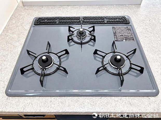 【コンロ】システムキッチンは、料理がしやすい3口コンロを採用。煮ながら、焼きながら、茹でながらストレスなく出来ます。