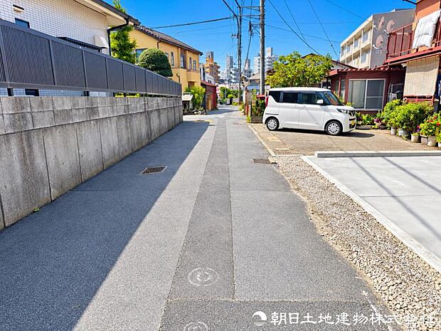 車通りが少なく落ち着いた前面道路。お車の出し入れもしやすく、運転が少し苦手な方や小さなお子様のいるご家庭にも安心感のある住環境です。駐車時の安心感も高まります。