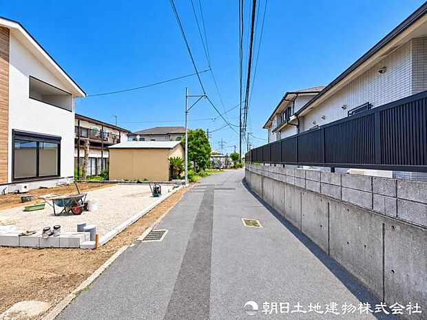 車通りが少なく落ち着いた前面道路。お車の出し入れもしやすく、運転が少し苦手な方や小さなお子様のいるご家庭にも安心感のある住環境です。駐車時の安心感も高まります。