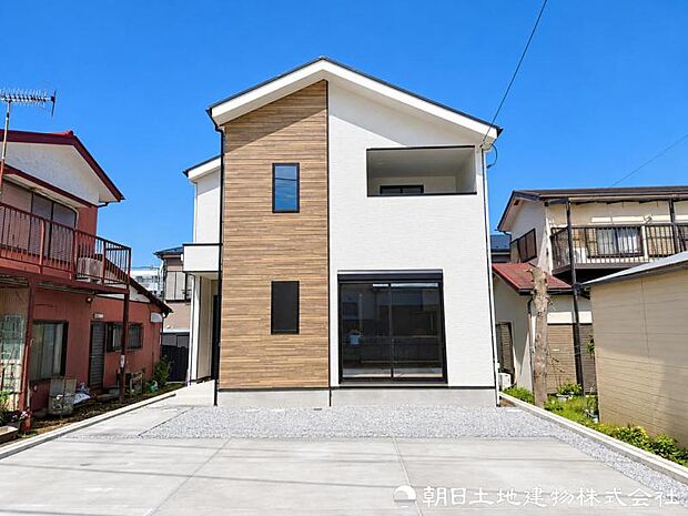 自然の美しさを引き立てる洗練された外観。落ち着いた住宅街の景観に優しく調和し、帰るたびに誇らしさを感じられる佇まいです。落ち着いた街並みに映える上質な外観です。