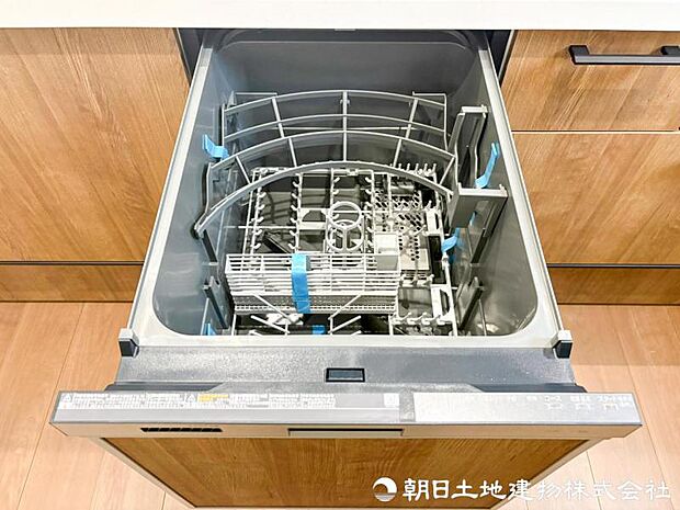 【食洗機】食器の出し入れがスムーズなスライドタイプ、節水効果だけでなく、効率的にセットできるスマートかつ食後のお片づけもスピーディーにできます。