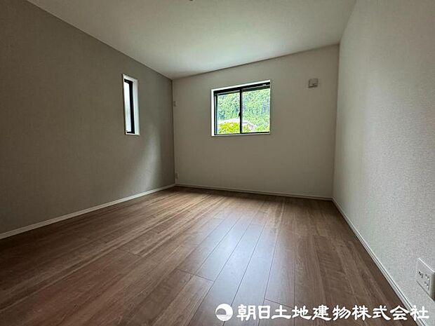 【洋室】自然光が差し込む明るい洋室は、毎日を快適に過ごせる空間。リモートワークや趣味部屋としてもおすすめです。