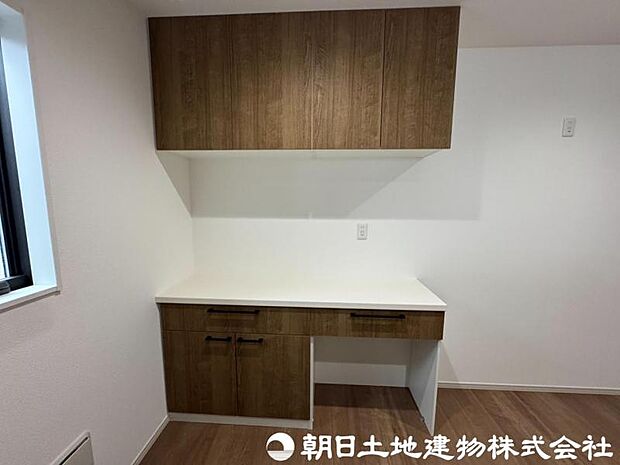 【カップボード】大容量の収納棚付きで使い勝手が良く、生活感を抑えながらすっきりとした空間を実現。家族との会話も弾む開放的な設計です。