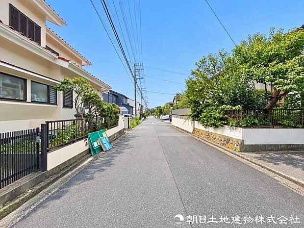 ゆとりある道幅を確保した前面道路で、車同士のすれ違いや駐車時の切り返しもスムーズ。毎日の運転や来客時にも安心できる住環境です。日々の運転や来客時にも安心ですね。