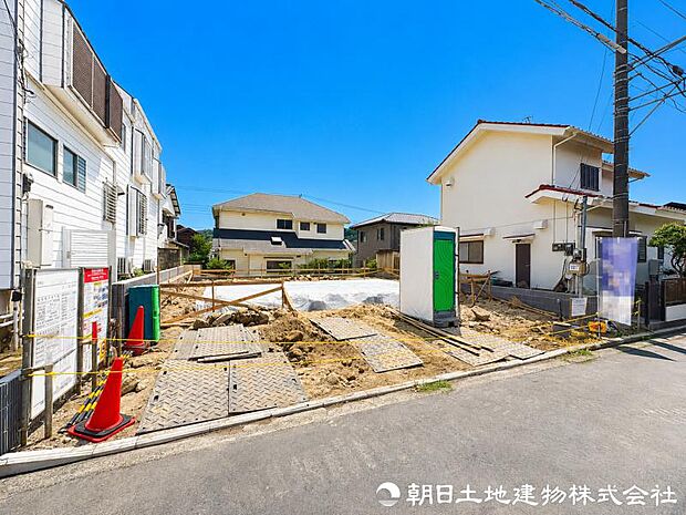現地を訪れることで、道路の広さや周囲の音、街並みの雰囲気まで実感できます。資料では伝えきれない魅力を、ぜひ直接お確かめください。街の雰囲気を現地で体感できます。
