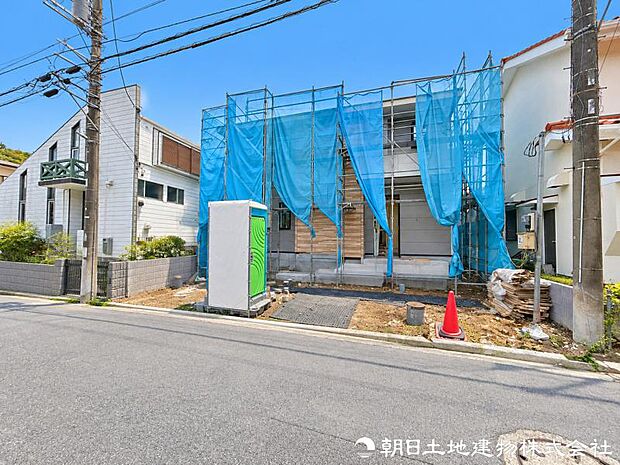 現地を訪れることで、道路の広さや周囲の音、街並みの雰囲気まで実感できます。資料では伝えきれない魅力を、ぜひ直接お確かめください。街の雰囲気を現地で体感できます。