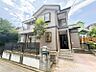 外観：街並みに美しく調和するよう計画された住まい。豊かな陽光を室内へ取り込み、明るく心地よい毎日を叶える設計が施されています。陽光を活かした心地よい住空間が魅力です。