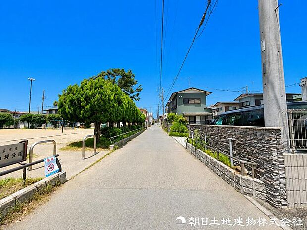 車通りが少なく落ち着いた前面道路。お車の出し入れもしやすく、運転が少し苦手な方や小さなお子様のいるご家庭にも安心感のある住環境です。駐車時の安心感も高まります。