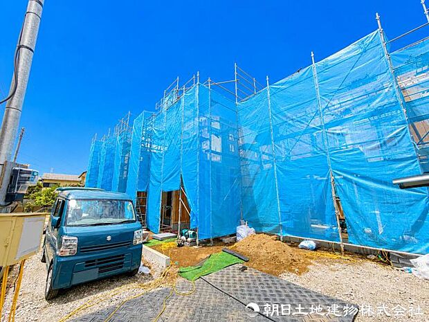 現地を訪れることで、道路の広さや周囲の音、街並みの雰囲気まで実感できます。資料では伝えきれない魅力を、ぜひ直接お確かめください。街の雰囲気を現地で体感できます。