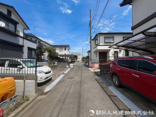 車通りが少なく落ち着いた前面道路。お車の出し入れもしやすく、運転が少し苦手な方や小さなお子様のいるご家庭にも安心感のある住環境です。駐車時の安心感も高まります。