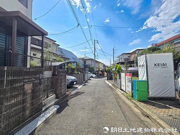 車通りが少なく落ち着いた前面道路。お車の出し入れもしやすく、運転が少し苦手な方や小さなお子様のいるご家庭にも安心感のある住環境です。駐車時の安心感も高まります。