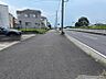 外観：車通りが少なく落ち着いた前面道路。お車の出し入れもしやすく、運転が少し苦手な方や小さなお子様のいるご家庭にも安心感のある住環境です。駐車時の安心感も高まります。