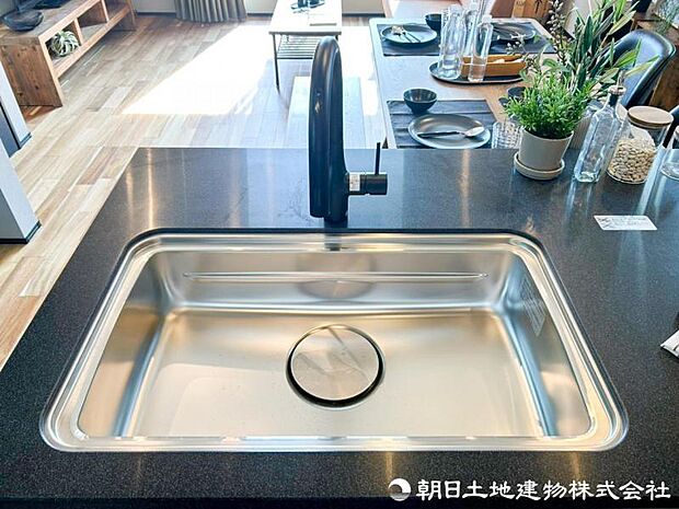 浄水器一体型水栓を採用し、飲み水やお料理にいつでもきれいな水を使用可能。切り替え操作も簡単で、家事に便利です。家族みんなで安心して使えます。